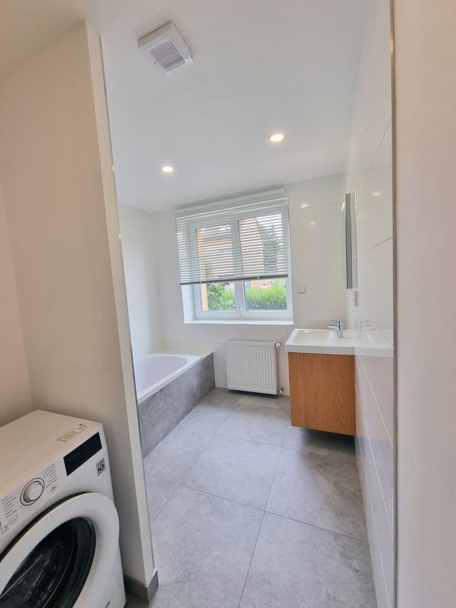 Predaj bytu 3-izbový 64 m², Klánovická, Praha, Praha Predaj bytu 3-izbový 64 m², Klánovická, Praha, Praha