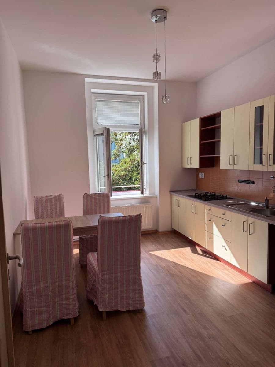 Prenájom bytu 3-izbový 107 m², Ruská, Teplice, Ústecký kraj Prenájom bytu 3-izbový 107 m², Ruská, Teplice, Ústecký kraj