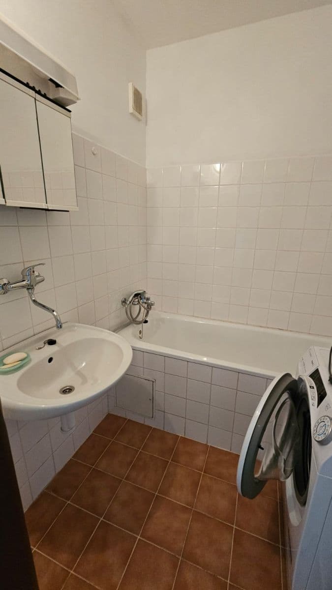 Prenájom bytu 3-izbový 80 m², Generála Janouška, Praha, Praha Prenájom bytu 3-izbový 80 m², Generála Janouška, Praha, Praha