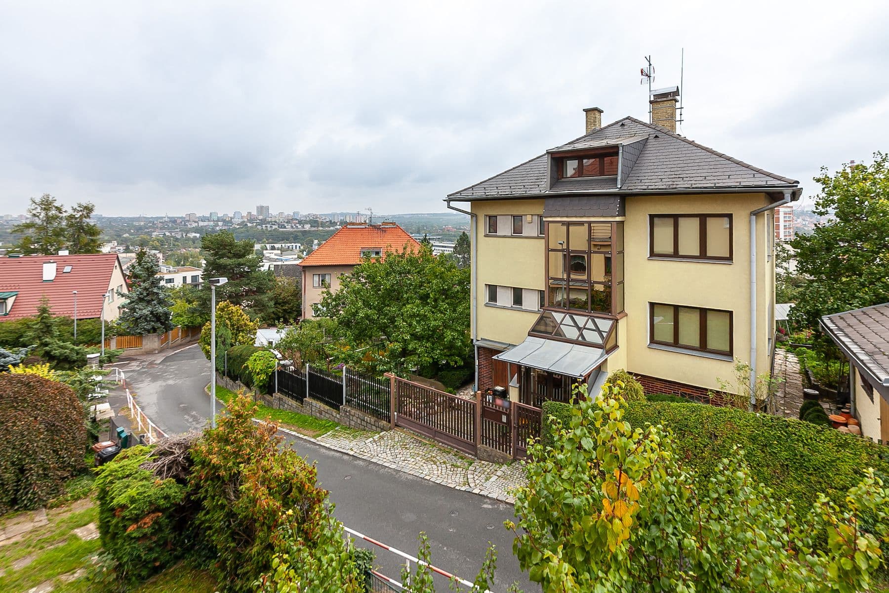 Predaj domu 255 m², pozemek 384 m², Pod Sychrovem II, Praha, Praha Predaj domu 255 m², pozemek 384 m², Pod Sychrovem II, Praha, Praha