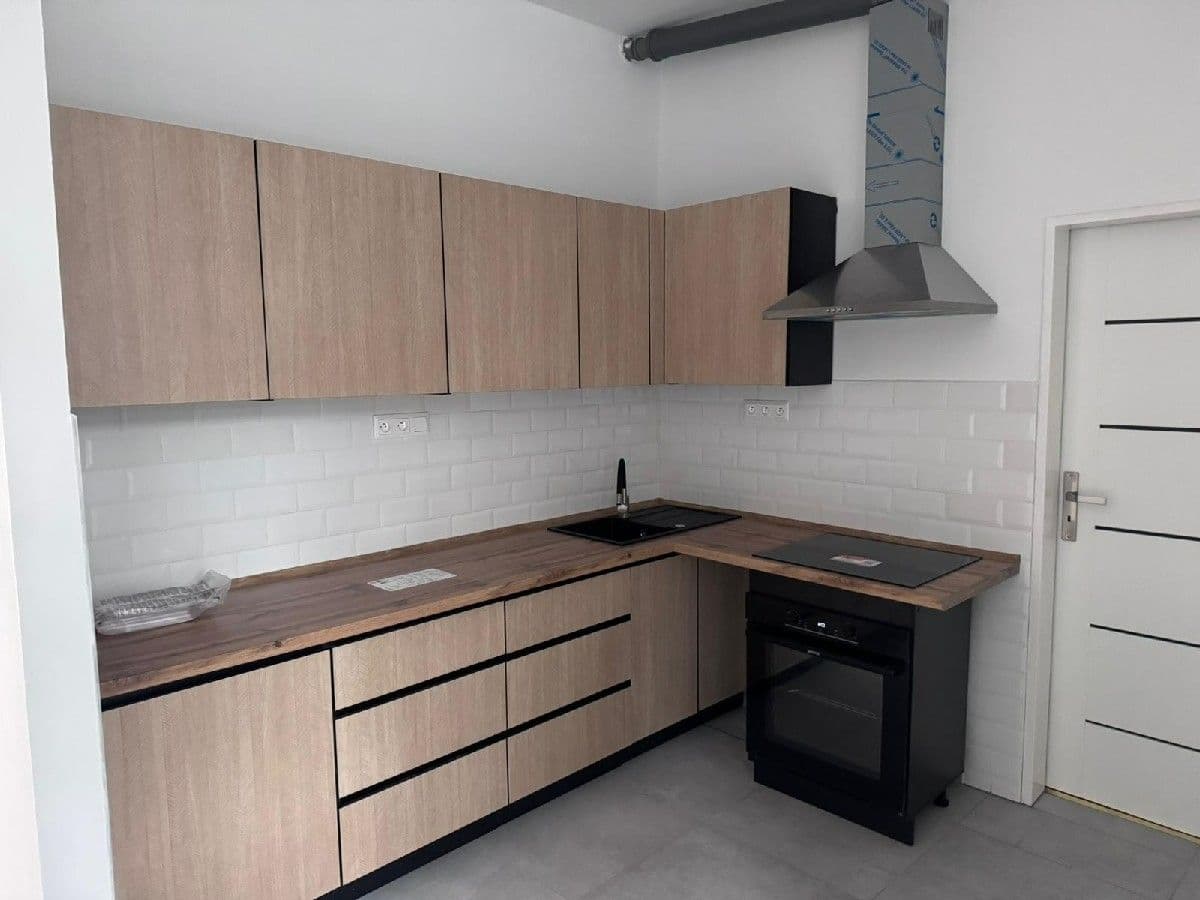 Prenájom bytu 3-izbový 110 m², Praskova, Olomouc, Olomoucký kraj Prenájom bytu 3-izbový 110 m², Praskova, Olomouc, Olomoucký kraj