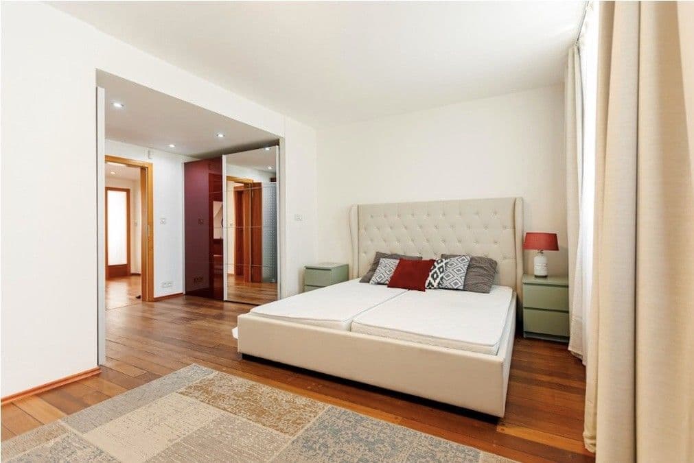 Prenájom bytu 3-izbový 153 m², Korunní, Praha, Praha Prenájom bytu 3-izbový 153 m², Korunní, Praha, Praha