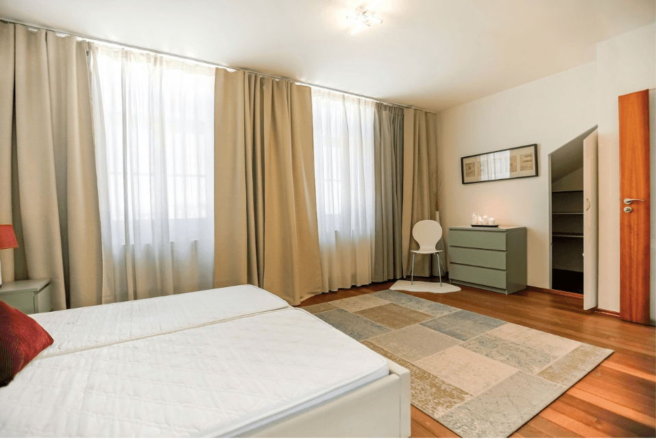 Prenájom bytu 3-izbový 153 m², Korunní, Praha, Praha Prenájom bytu 3-izbový 153 m², Korunní, Praha, Praha