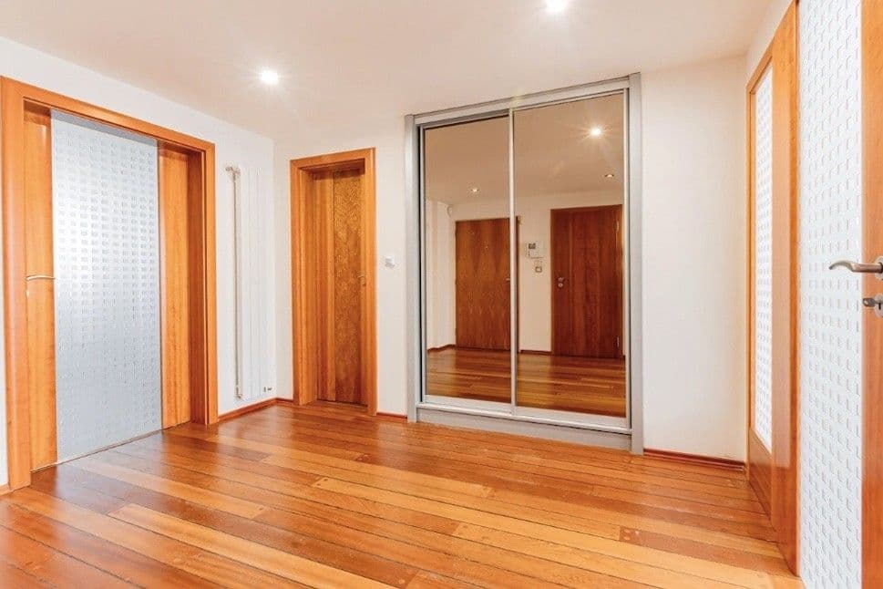 Prenájom bytu 3-izbový 153 m², Korunní, Praha, Praha Prenájom bytu 3-izbový 153 m², Korunní, Praha, Praha