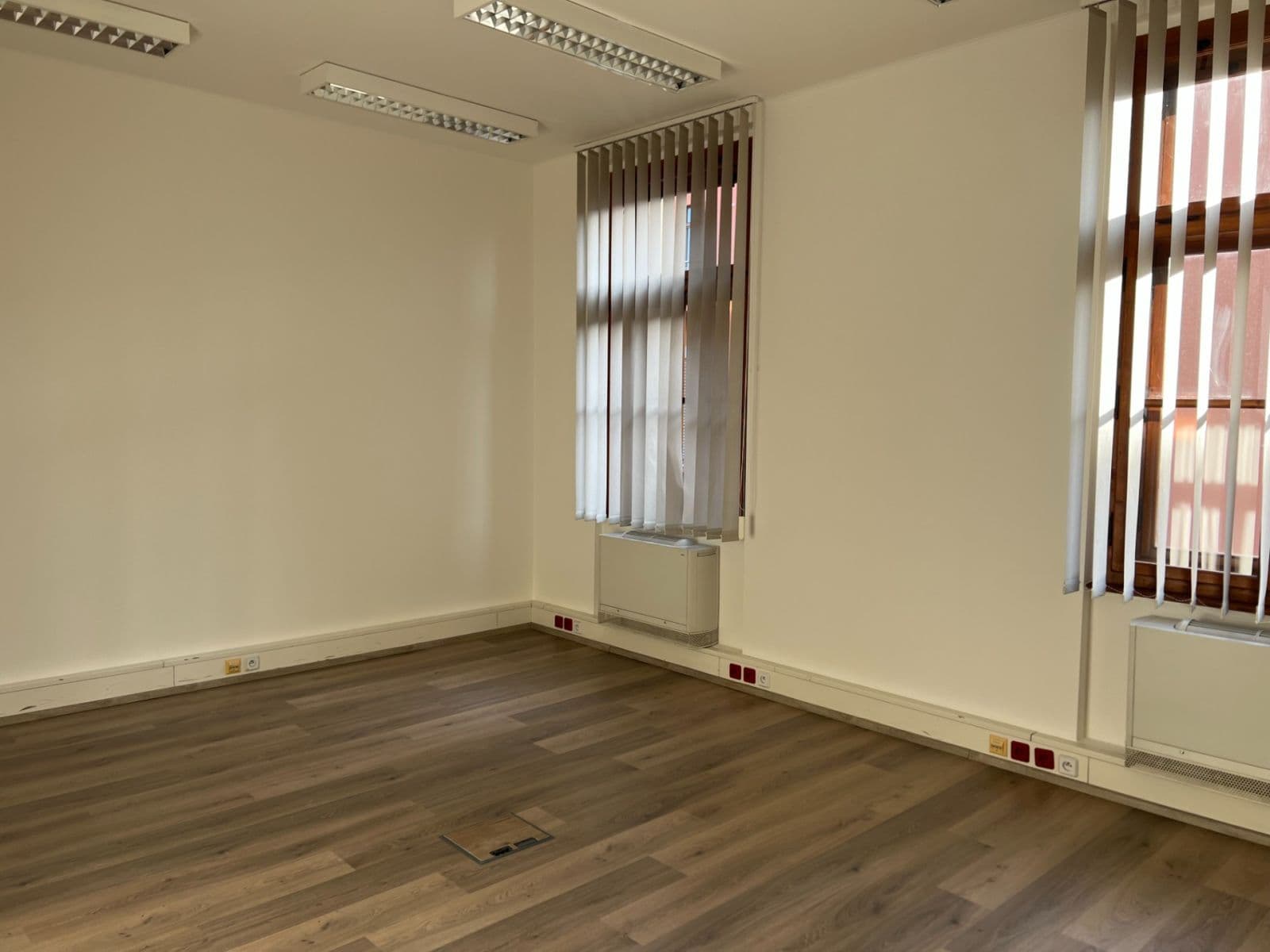 Prenájom kancelárie 320 m², Záhřebská, Praha, Praha Prenájom kancelárie 320 m², Záhřebská, Praha, Praha