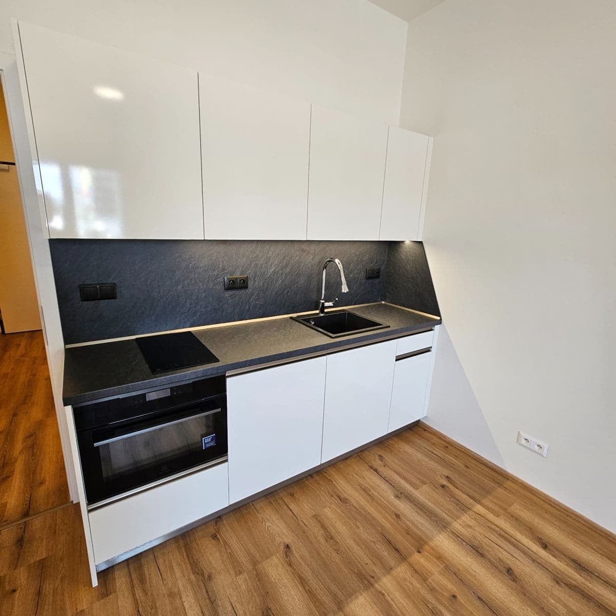 Prenájom bytu 1-izbový 29 m², Komárovská, Brno, Jihomoravský kraj Prenájom bytu 1-izbový 29 m², Komárovská, Brno, Jihomoravský kraj
