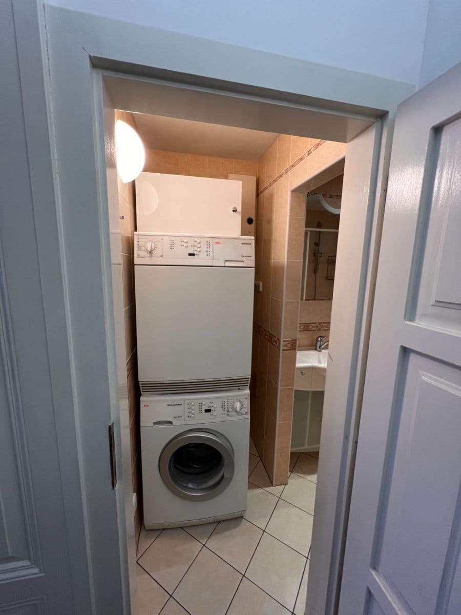 Prenájom bytu 1-izbový 44 m², Na Valentince, Praha, Praha Prenájom bytu 1-izbový 44 m², Na Valentince, Praha, Praha