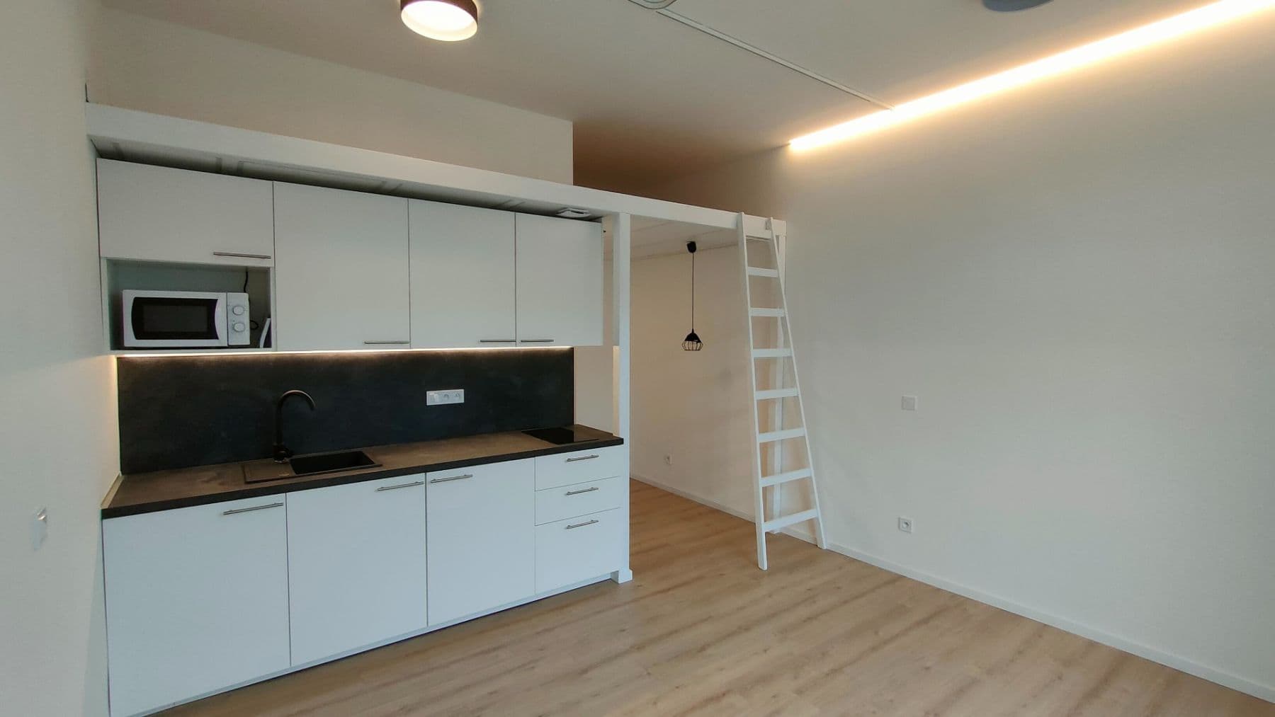 Prenájom bytu 1-izbový 29 m², Evropská, Praha, Praha Prenájom bytu 1-izbový 29 m², Evropská, Praha, Praha