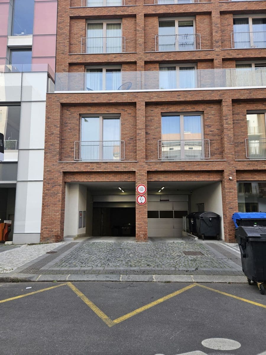 Prenájom garáže 25 m², Thámova, Praha, Praha Prenájom garáže 25 m², Thámova, Praha, Praha