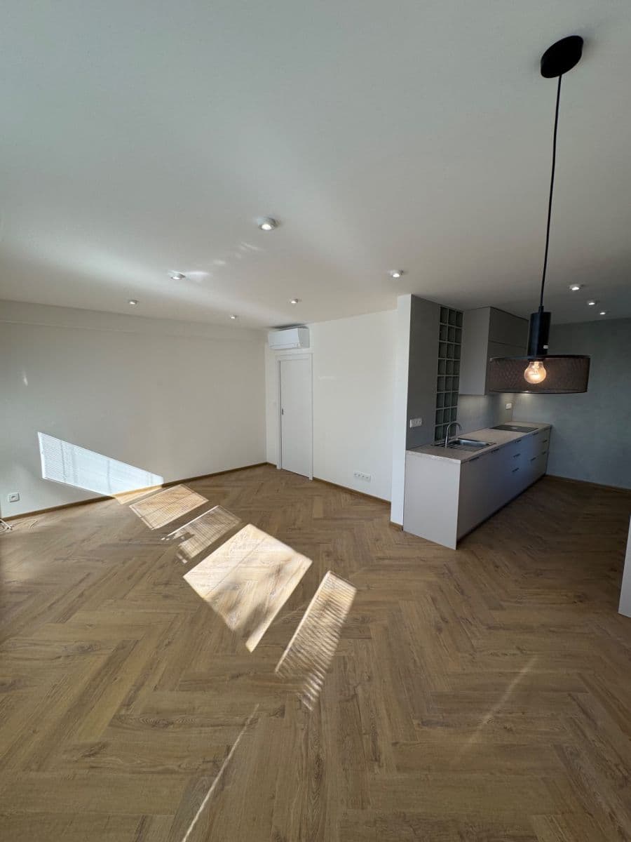 Prenájom bytu 3-izbový 75 m², Pujmanové, Praha, Praha Prenájom bytu 3-izbový 75 m², Pujmanové, Praha, Praha