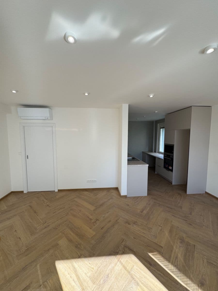 Prenájom bytu 3-izbový 75 m², Pujmanové, Praha, Praha Prenájom bytu 3-izbový 75 m², Pujmanové, Praha, Praha