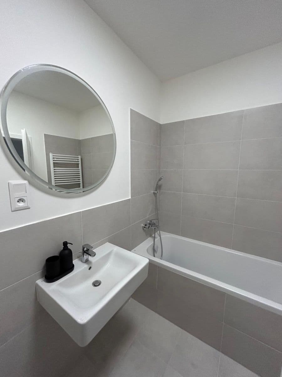 Prenájom bytu 2-izbový 46 m², Labutia, Petržalka, Bratislavský kraj Prenájom bytu 2-izbový 46 m², Labutia, Petržalka, Bratislavský kraj