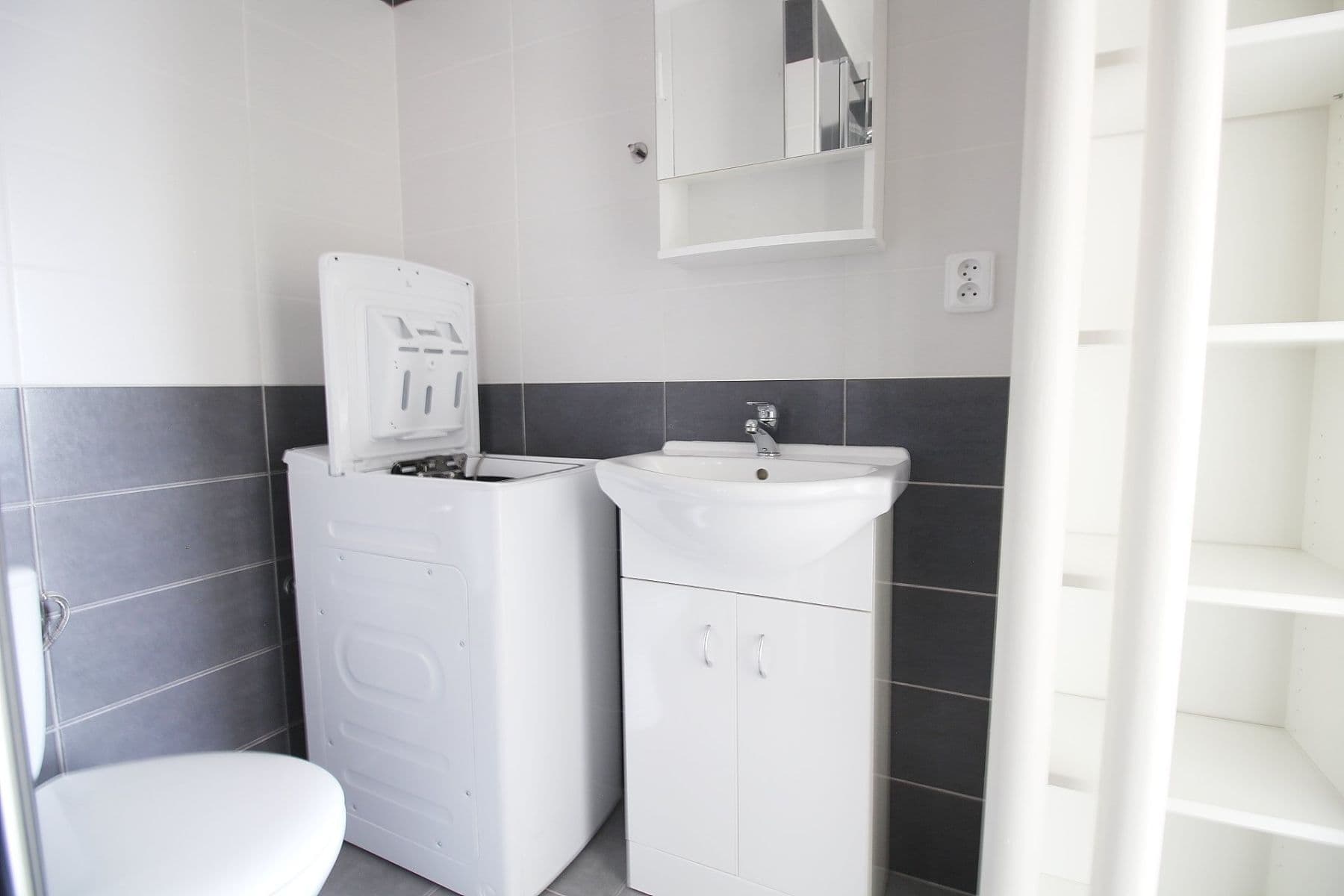 Prenájom bytu 3-izbový 43 m², K Červenému vrchu, Praha, Praha Prenájom bytu 3-izbový 43 m², K Červenému vrchu, Praha, Praha