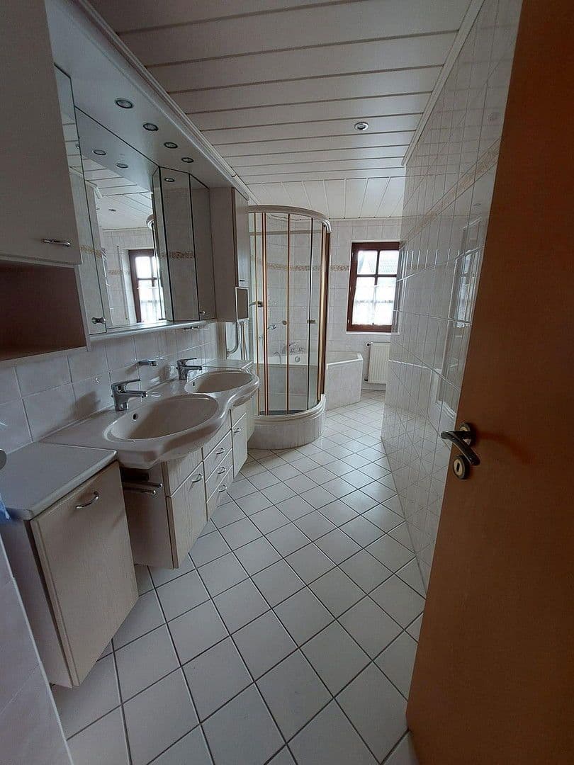 Prenájom bytu 3-izbový 100 m², Hainburg, Hesensko Prenájom bytu 3-izbový 100 m², Hainburg, Hesensko