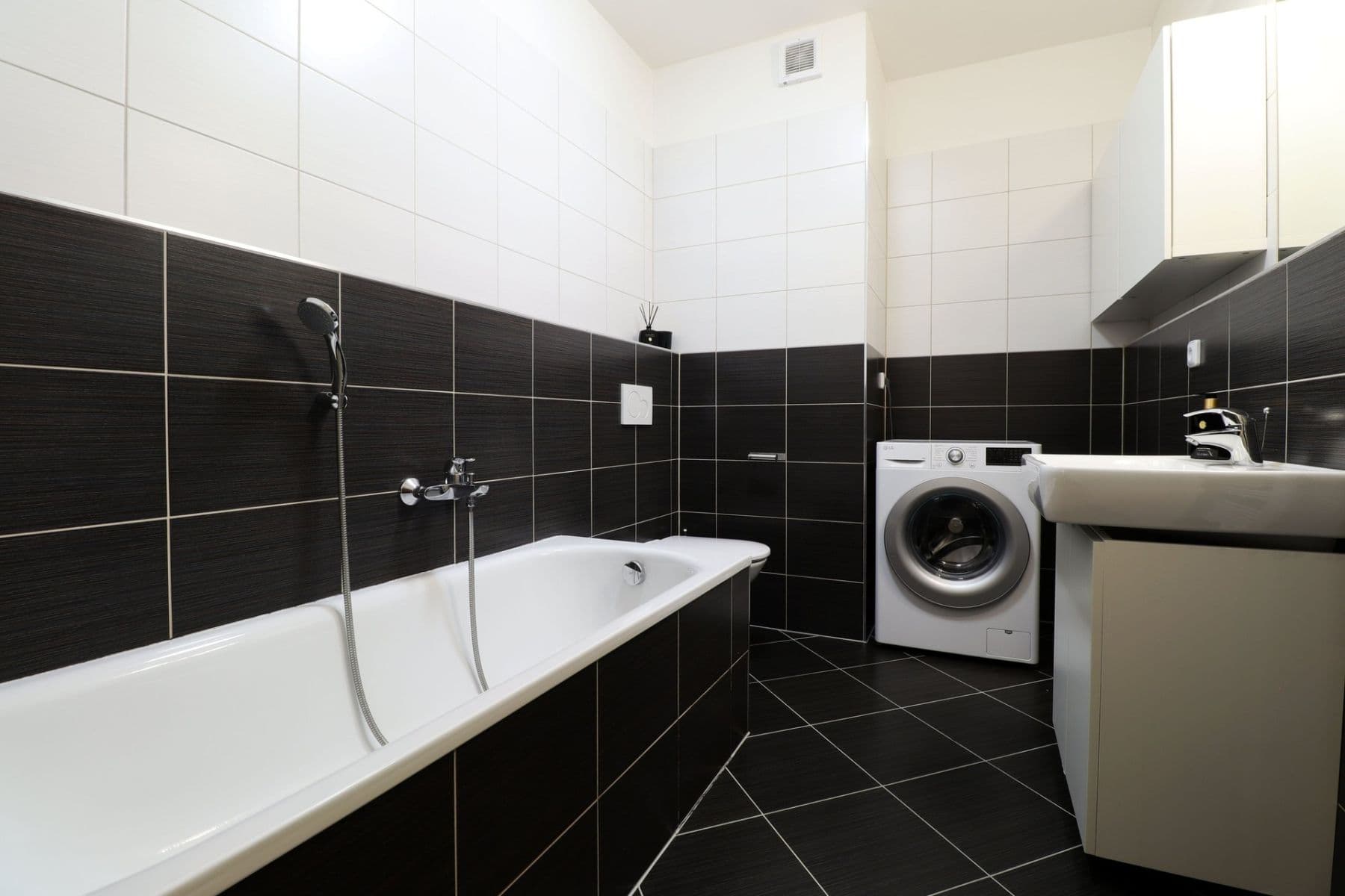 Prenájom bytu 2-izbový 53 m², Hugo Haase, Praha, Praha Prenájom bytu 2-izbový 53 m², Hugo Haase, Praha, Praha