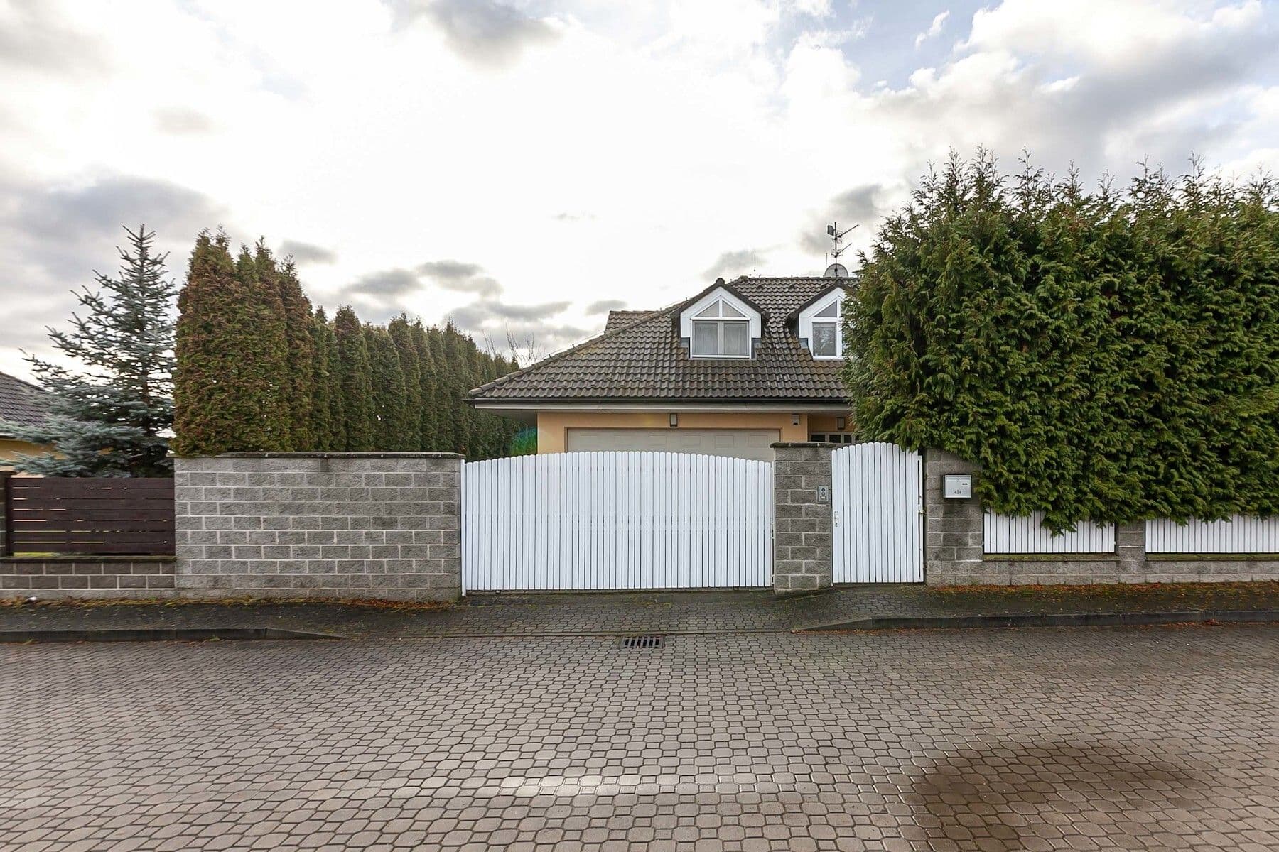 Predaj domu 274 m², pozemek 1.202 m², Karafiátová, Jesenice, Středočeský kraj Predaj domu 274 m², pozemek 1.202 m², Karafiátová, Jesenice, Středočeský kraj