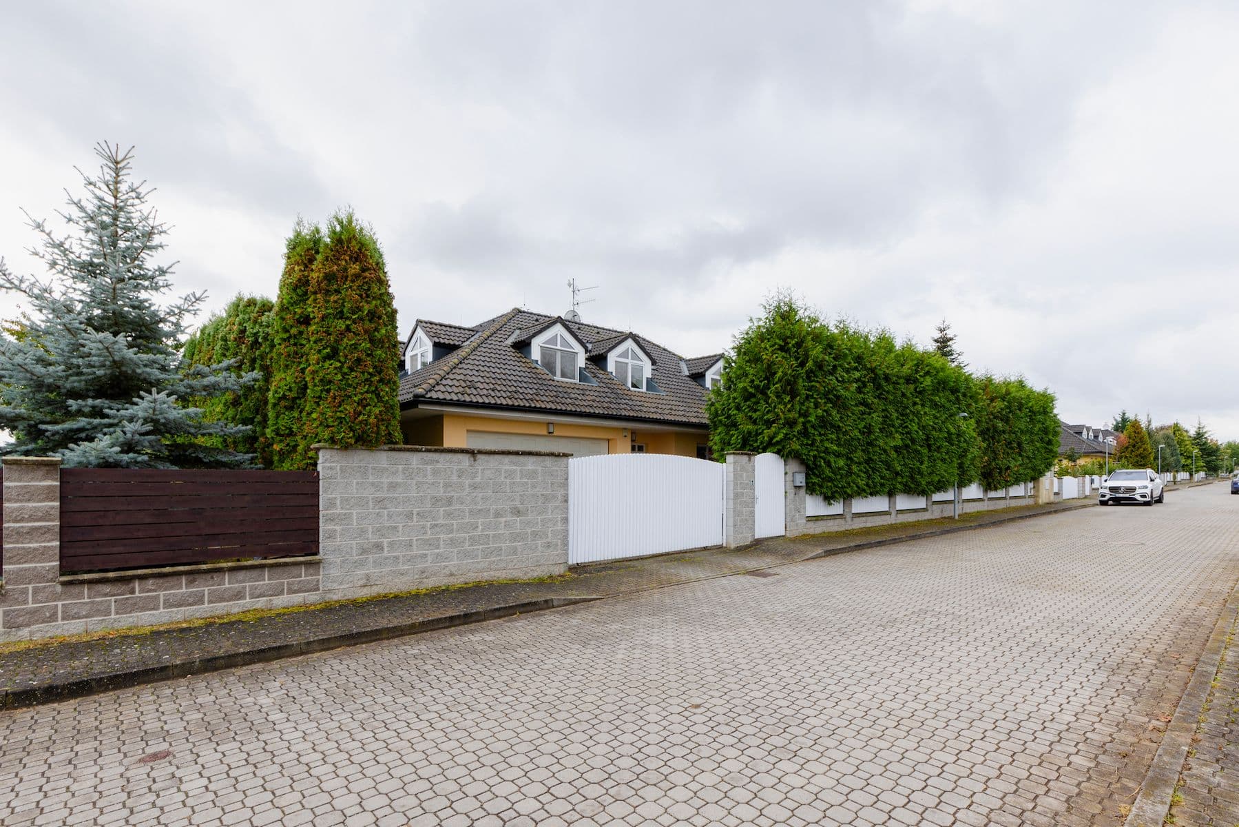 Predaj domu 274 m², pozemek 1.202 m², Karafiátová, Jesenice, Středočeský kraj Predaj domu 274 m², pozemek 1.202 m², Karafiátová, Jesenice, Středočeský kraj