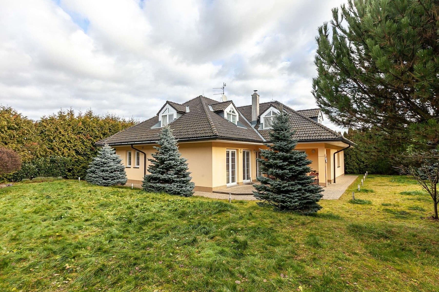 Predaj domu 274 m², pozemek 1.202 m², Karafiátová, Jesenice, Středočeský kraj Predaj domu 274 m², pozemek 1.202 m², Karafiátová, Jesenice, Středočeský kraj