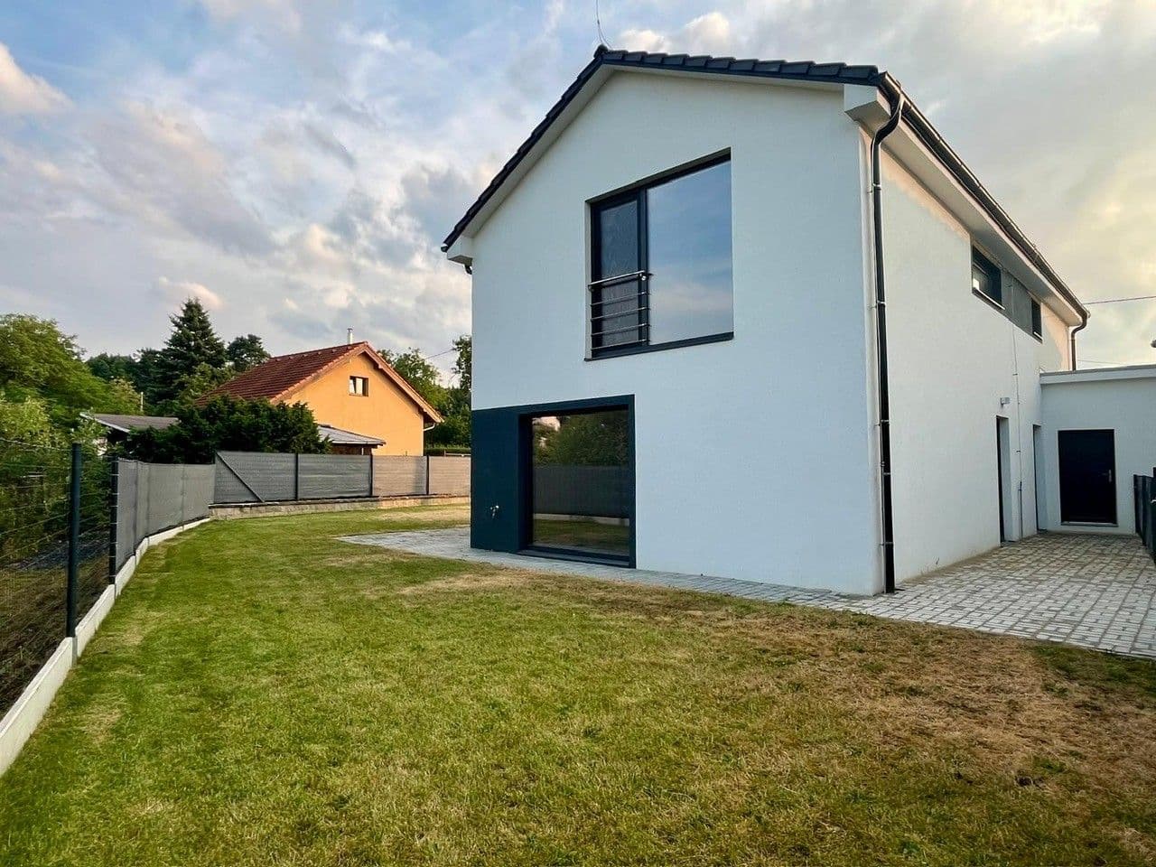 Prenájom bytu 3-izbový 80 m², U nádraží, Mníšek pod Brdy, Středočeský kraj Prenájom bytu 3-izbový 80 m², U nádraží, Mníšek pod Brdy, Středočeský kraj