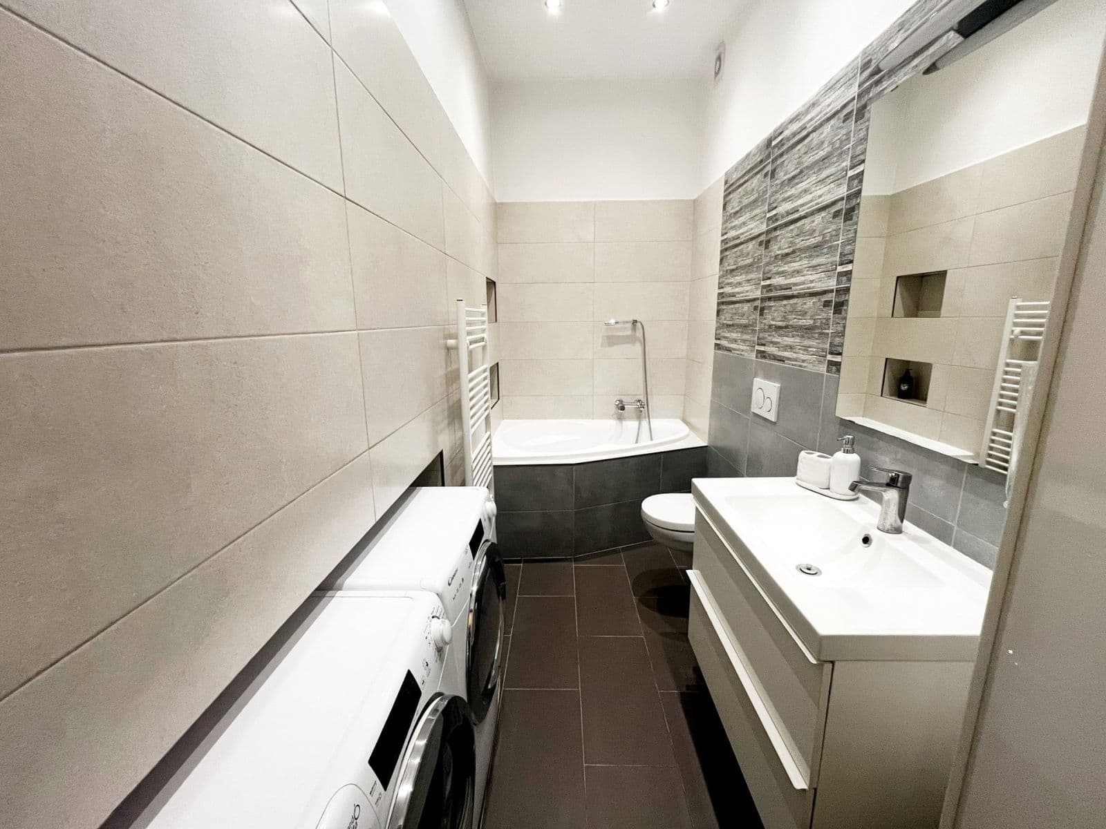 Prenájom bytu 2-izbový 60 m², Wenzigova, Praha, Praha Prenájom bytu 2-izbový 60 m², Wenzigova, Praha, Praha