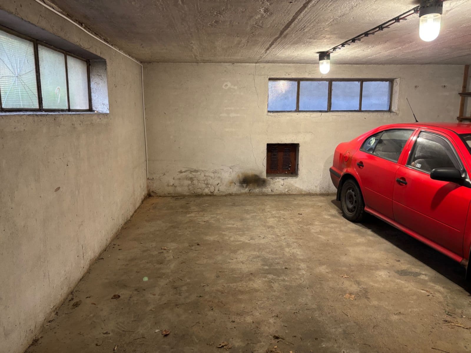 Prenájom garáže 18 m², Valčíkova, Pardubice, Pardubický kraj Prenájom garáže 18 m², Valčíkova, Pardubice, Pardubický kraj