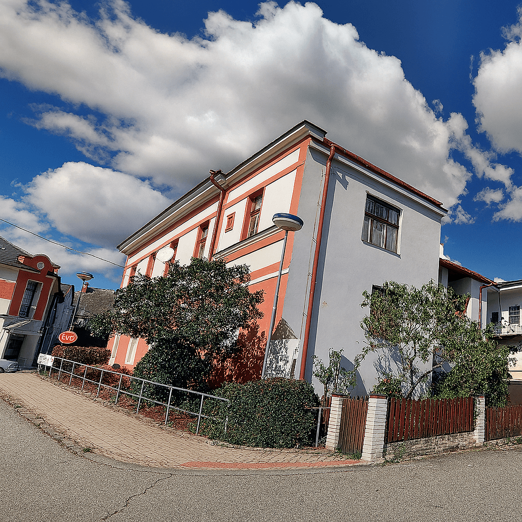 Predaj domu 360 m², pozemek 418 m², náměstí T. G. Masaryka, Veselí nad Lužnicí, Jihočeský kraj Predaj domu 360 m², pozemek 418 m², náměstí T. G. Masaryka, Veselí nad Lužnicí, Jihočeský kraj