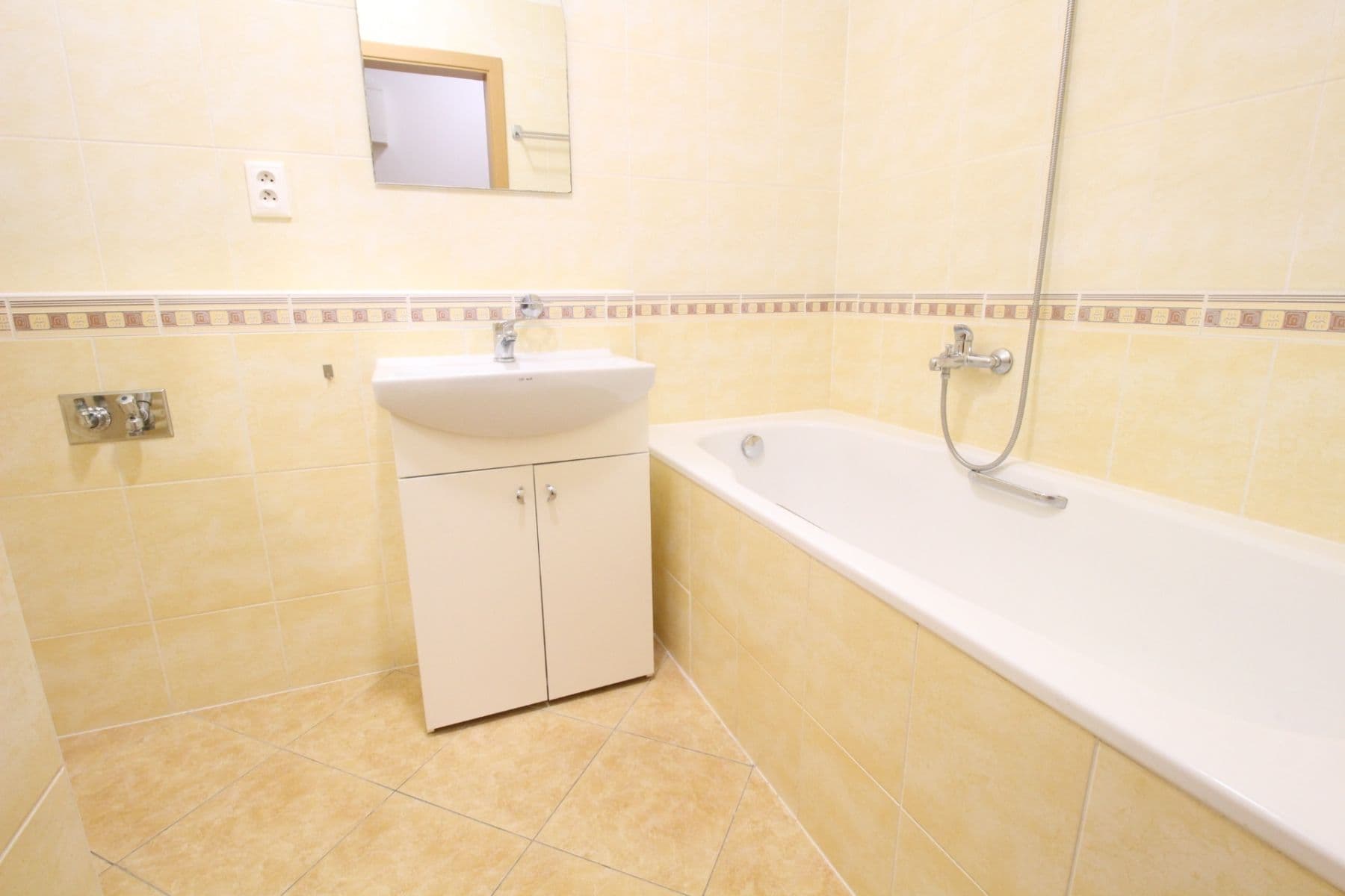 Prenájom bytu 2-izbový 55 m², Laudonova, Praha, Praha Prenájom bytu 2-izbový 55 m², Laudonova, Praha, Praha