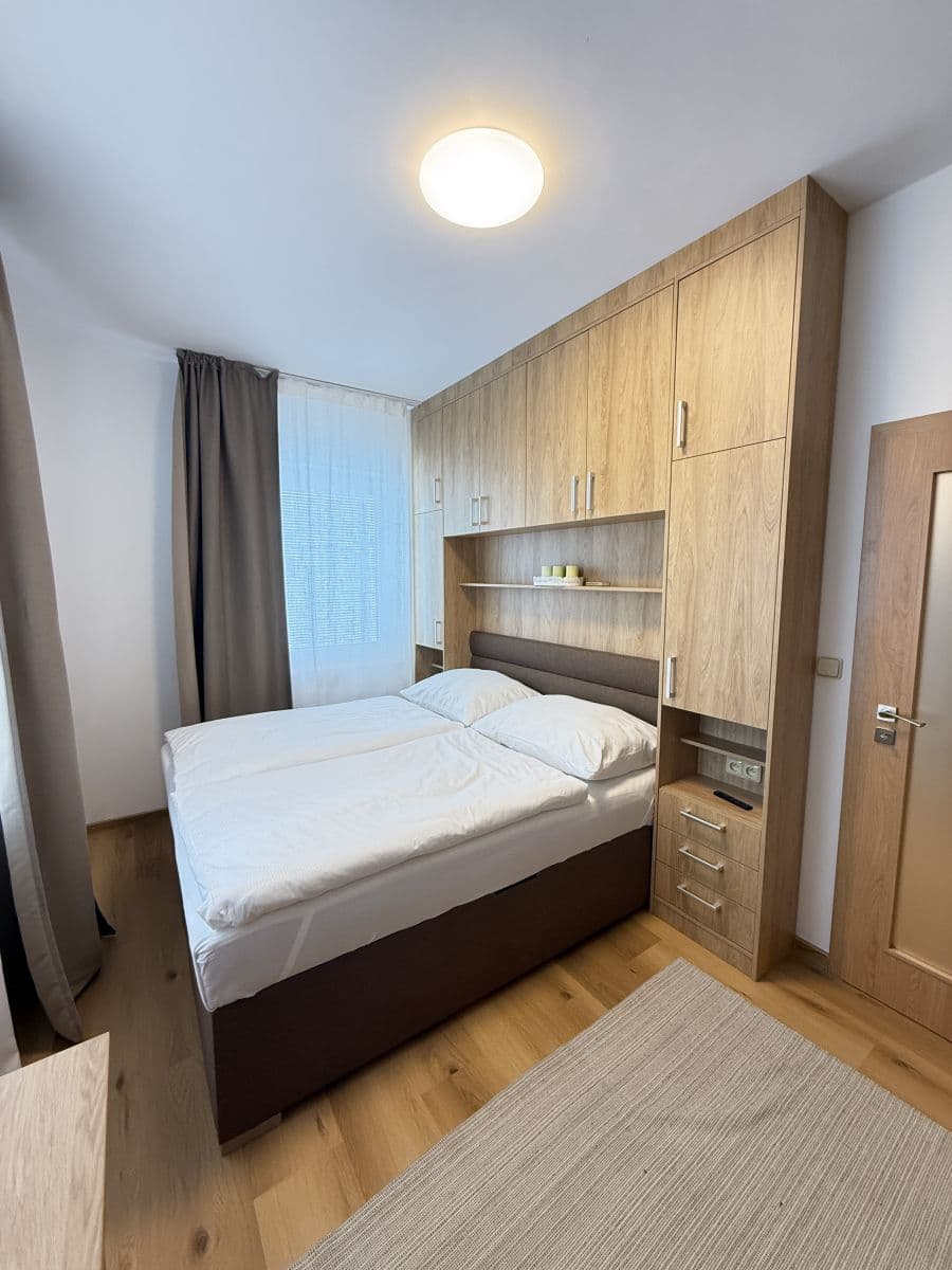 Prenájom bytu 40 m², Zbraslavská, Praha, Praha Prenájom bytu 40 m², Zbraslavská, Praha, Praha