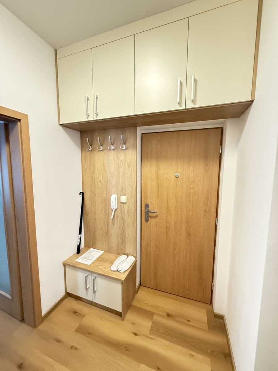 Prenájom bytu 40 m², Zbraslavská, Praha, Praha Prenájom bytu 40 m², Zbraslavská, Praha, Praha