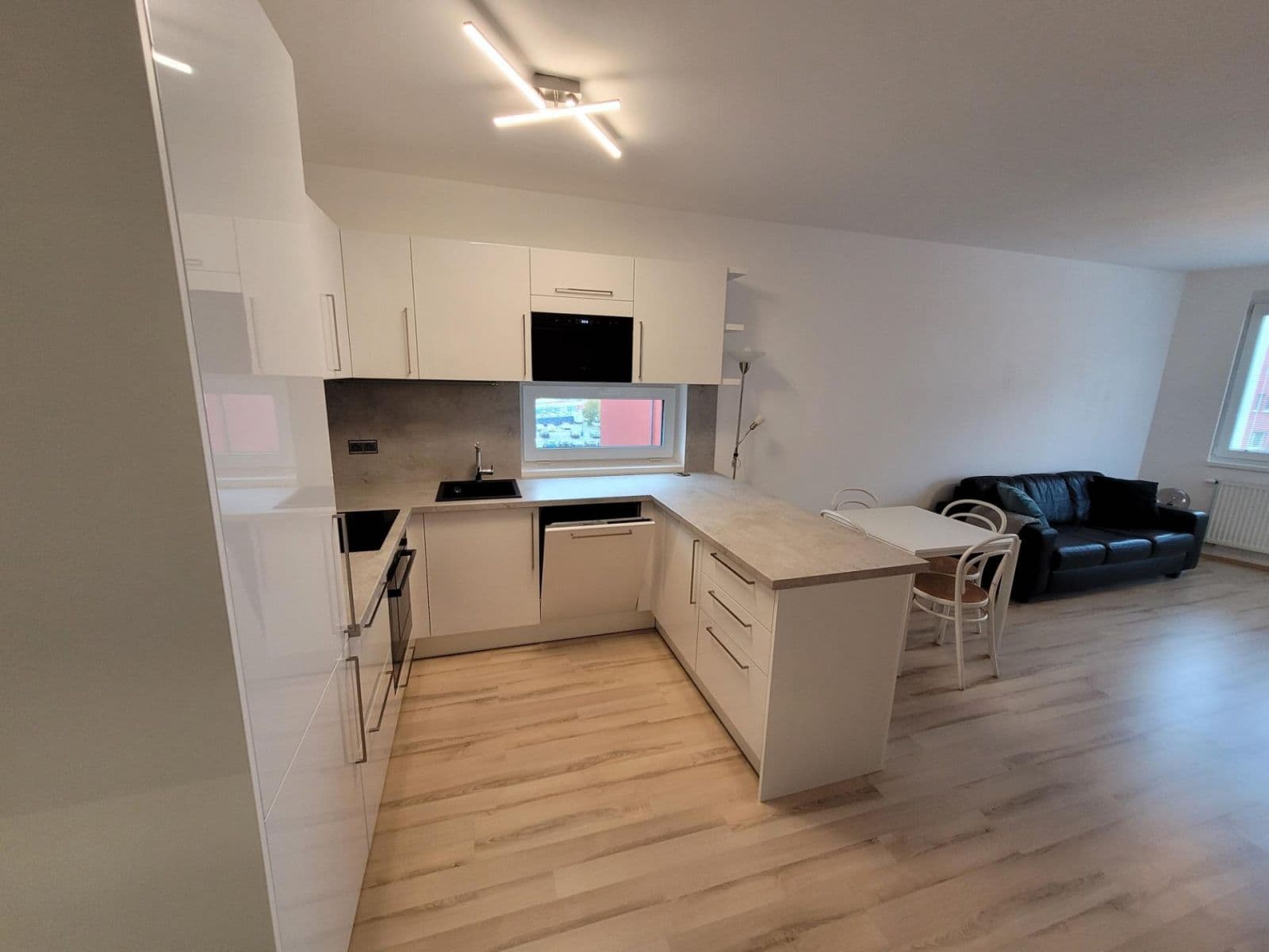 Prenájom bytu 2-izbový 57 m², Makedonská, Praha, Praha Prenájom bytu 2-izbový 57 m², Makedonská, Praha, Praha