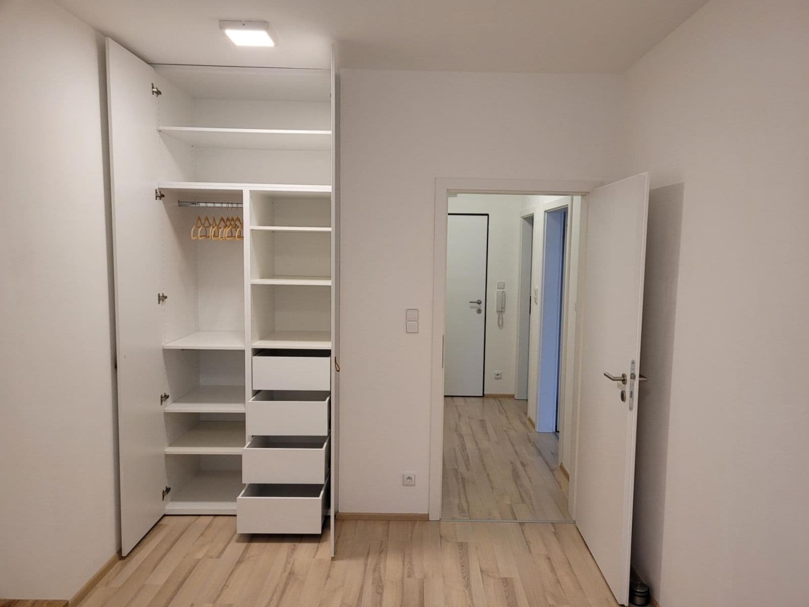 Prenájom bytu 2-izbový 57 m², Makedonská, Praha, Praha Prenájom bytu 2-izbový 57 m², Makedonská, Praha, Praha