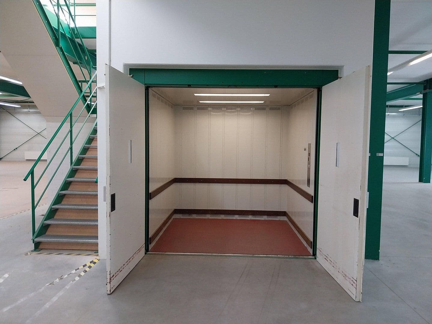 Prenájom nebytového priestoru 2.000 m², Uhlmannstrasse 42, Laupheim, Bádensko-Wurttembersko Prenájom nebytového priestoru 2.000 m², Uhlmannstrasse 42, Laupheim, Bádensko-Wurttembersko