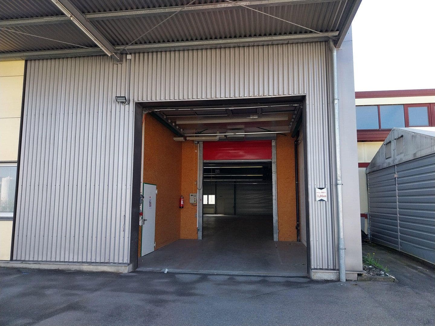 Prenájom nebytového priestoru 2.000 m², Uhlmannstrasse 42, Laupheim, Bádensko-Wurttembersko Prenájom nebytového priestoru 2.000 m², Uhlmannstrasse 42, Laupheim, Bádensko-Wurttembersko