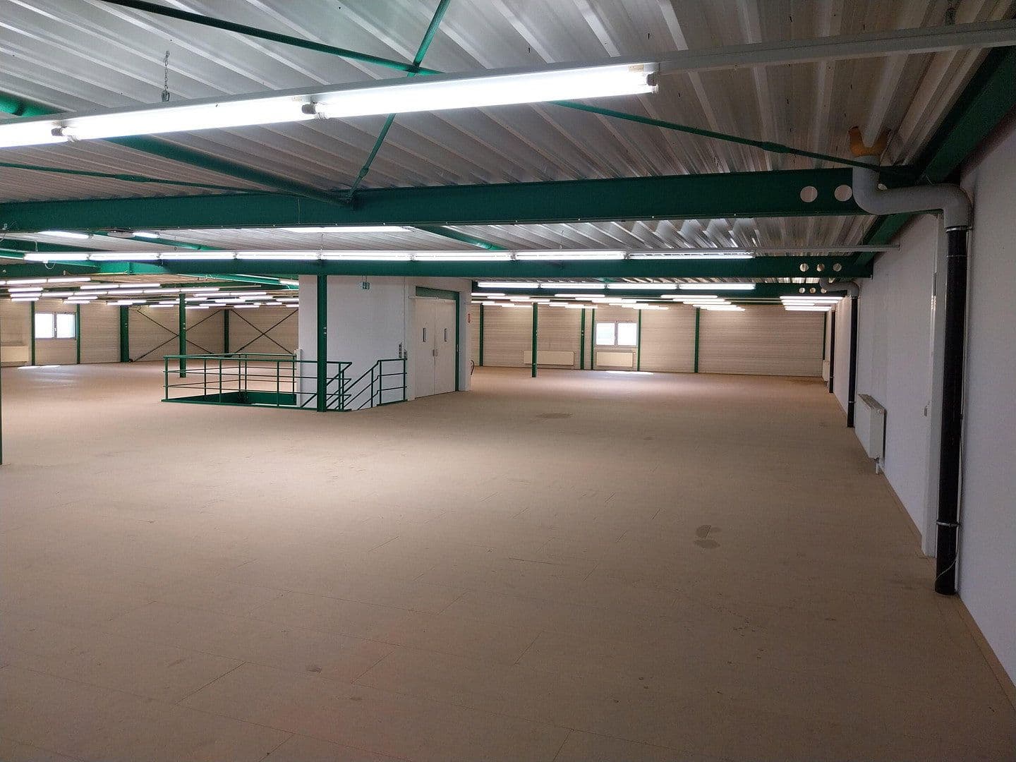 Prenájom nebytového priestoru 2.000 m², Uhlmannstrasse 42, Laupheim, Bádensko-Wurttembersko Prenájom nebytového priestoru 2.000 m², Uhlmannstrasse 42, Laupheim, Bádensko-Wurttembersko