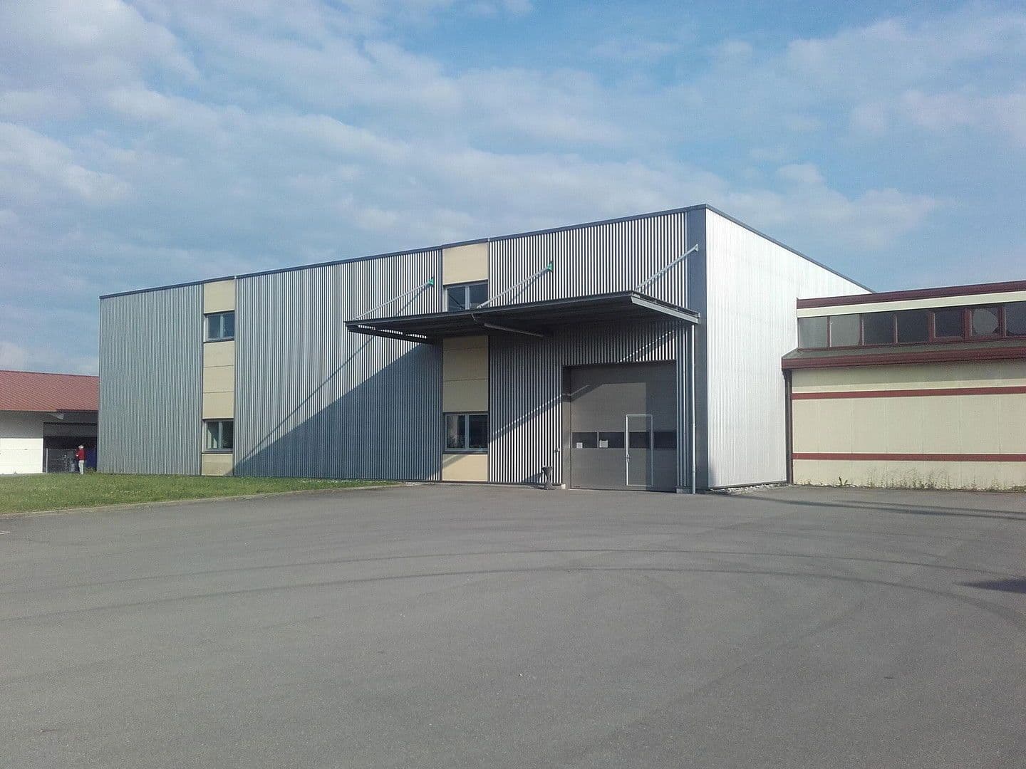 Prenájom nebytového priestoru 2.000 m², Uhlmannstrasse 42, Laupheim, Bádensko-Wurttembersko Prenájom nebytového priestoru 2.000 m², Uhlmannstrasse 42, Laupheim, Bádensko-Wurttembersko