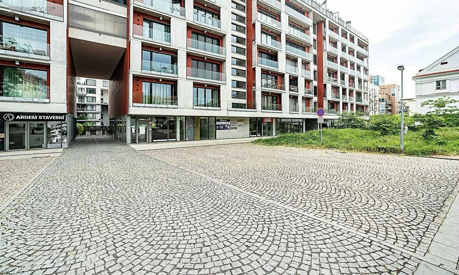 Prenájom garáže 15 m², Korunní, Praha, Praha Prenájom garáže 15 m², Korunní, Praha, Praha