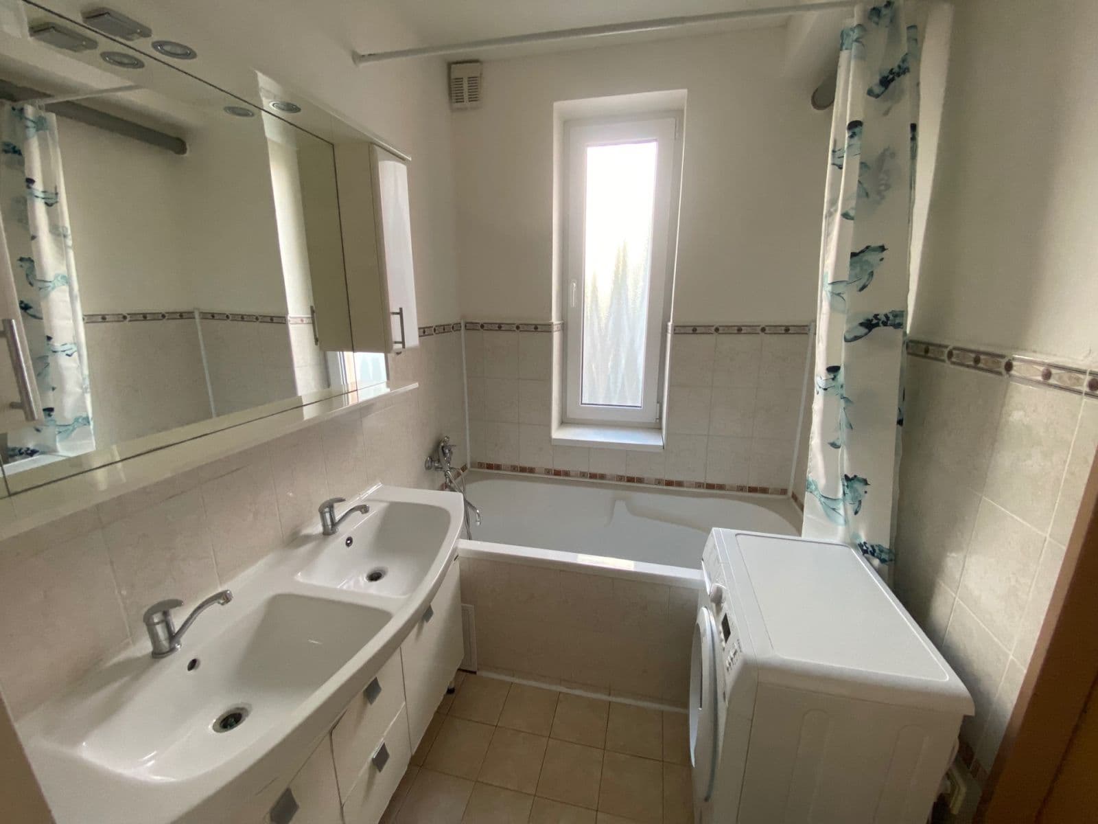 Prenájom bytu 1-izbový 40 m², Buštěhradská, Praha, Praha Prenájom bytu 1-izbový 40 m², Buštěhradská, Praha, Praha