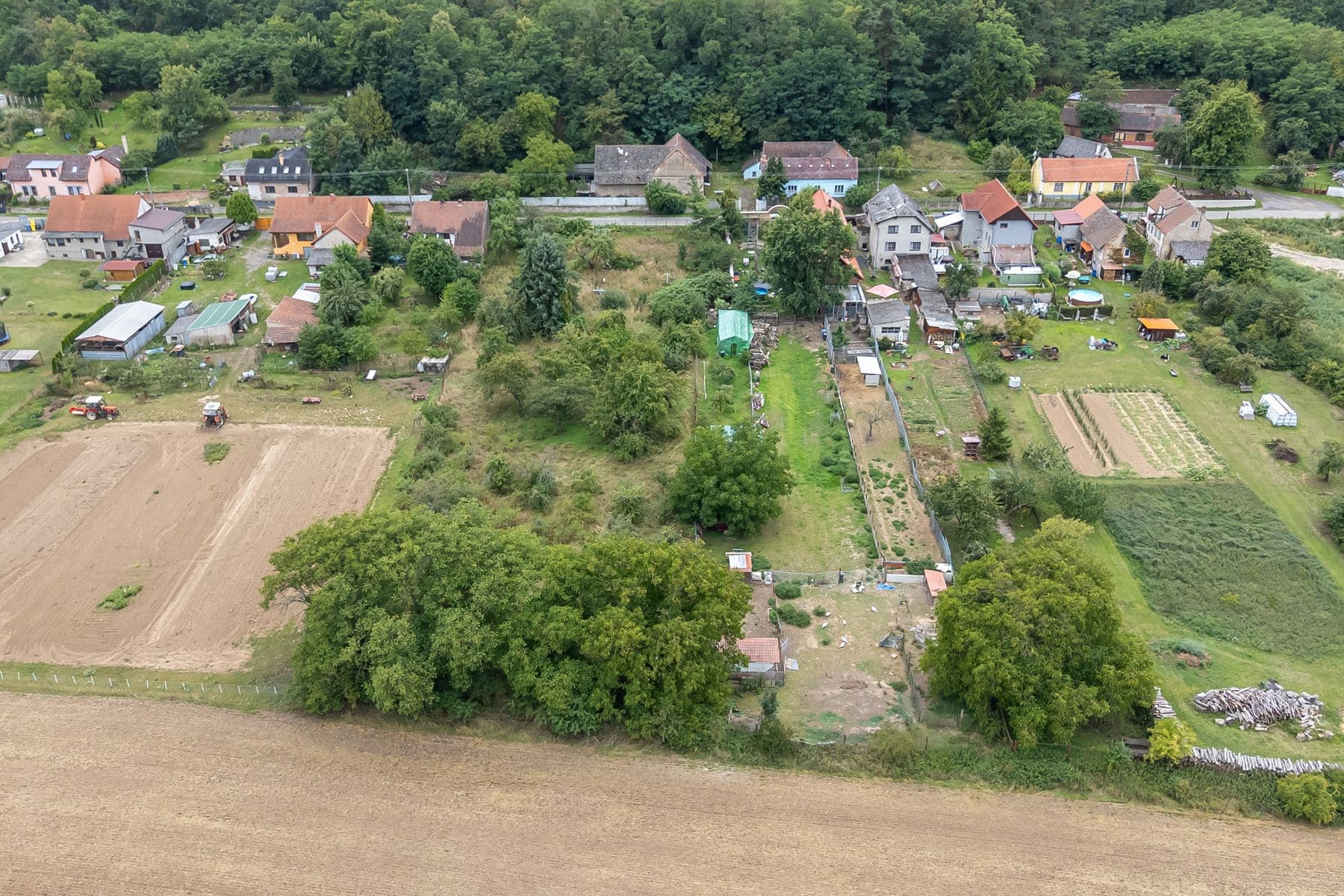 Predaj pozemku 3.823 m², Dolní Beřkovice, Středočeský kraj Predaj pozemku 3.823 m², Dolní Beřkovice, Středočeský kraj