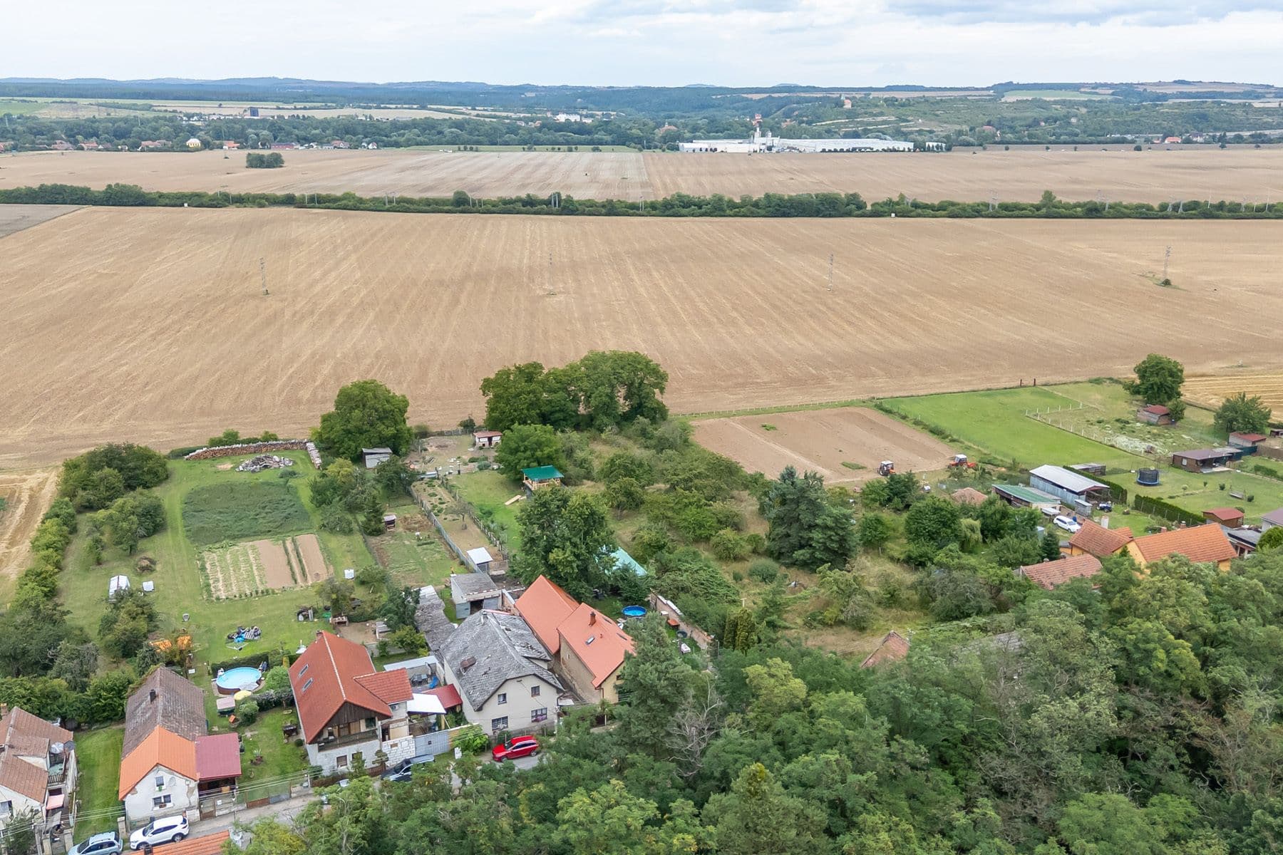 Predaj pozemku 3.823 m², Dolní Beřkovice, Středočeský kraj Predaj pozemku 3.823 m², Dolní Beřkovice, Středočeský kraj