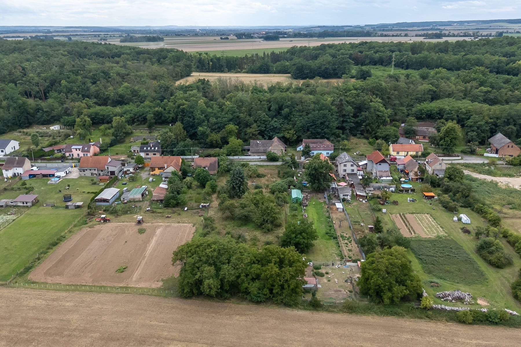Predaj pozemku 3.823 m², Dolní Beřkovice, Středočeský kraj Predaj pozemku 3.823 m², Dolní Beřkovice, Středočeský kraj