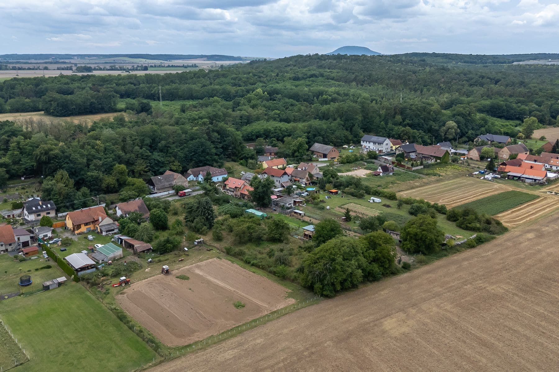 Predaj pozemku 3.823 m², Dolní Beřkovice, Středočeský kraj Predaj pozemku 3.823 m², Dolní Beřkovice, Středočeský kraj