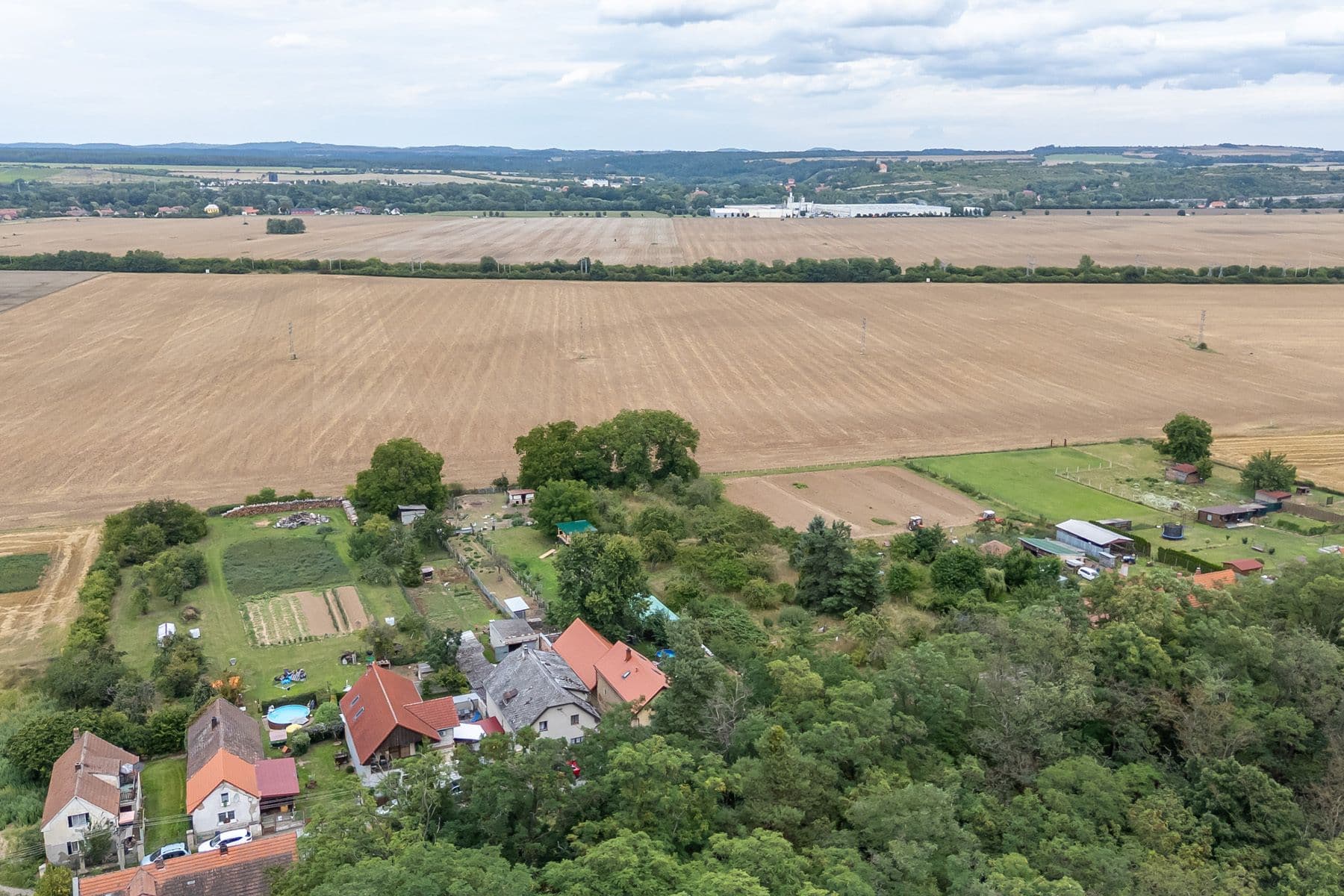 Predaj pozemku 3.823 m², Dolní Beřkovice, Středočeský kraj Predaj pozemku 3.823 m², Dolní Beřkovice, Středočeský kraj