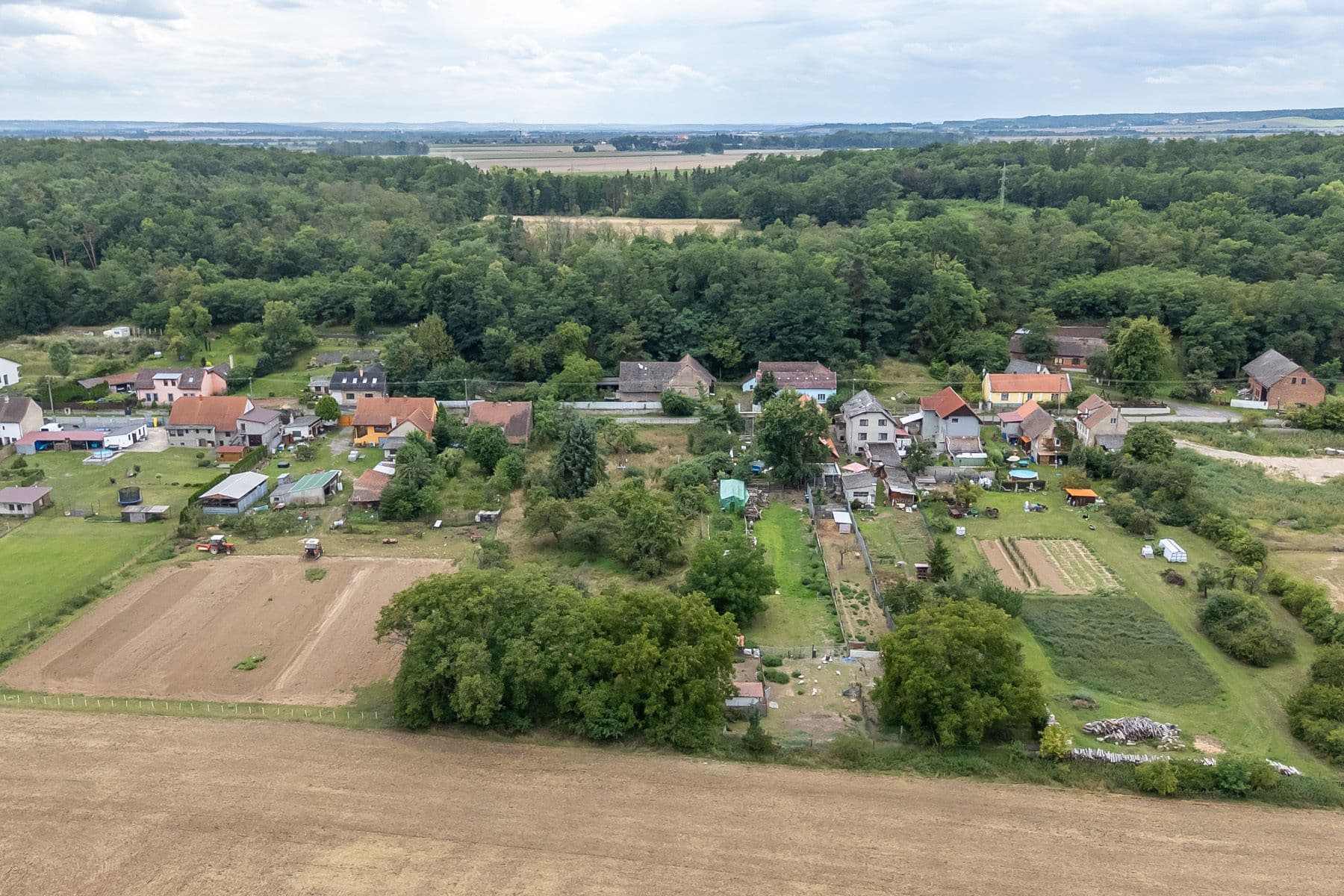 Predaj pozemku 3.823 m², Dolní Beřkovice, Středočeský kraj Predaj pozemku 3.823 m², Dolní Beřkovice, Středočeský kraj