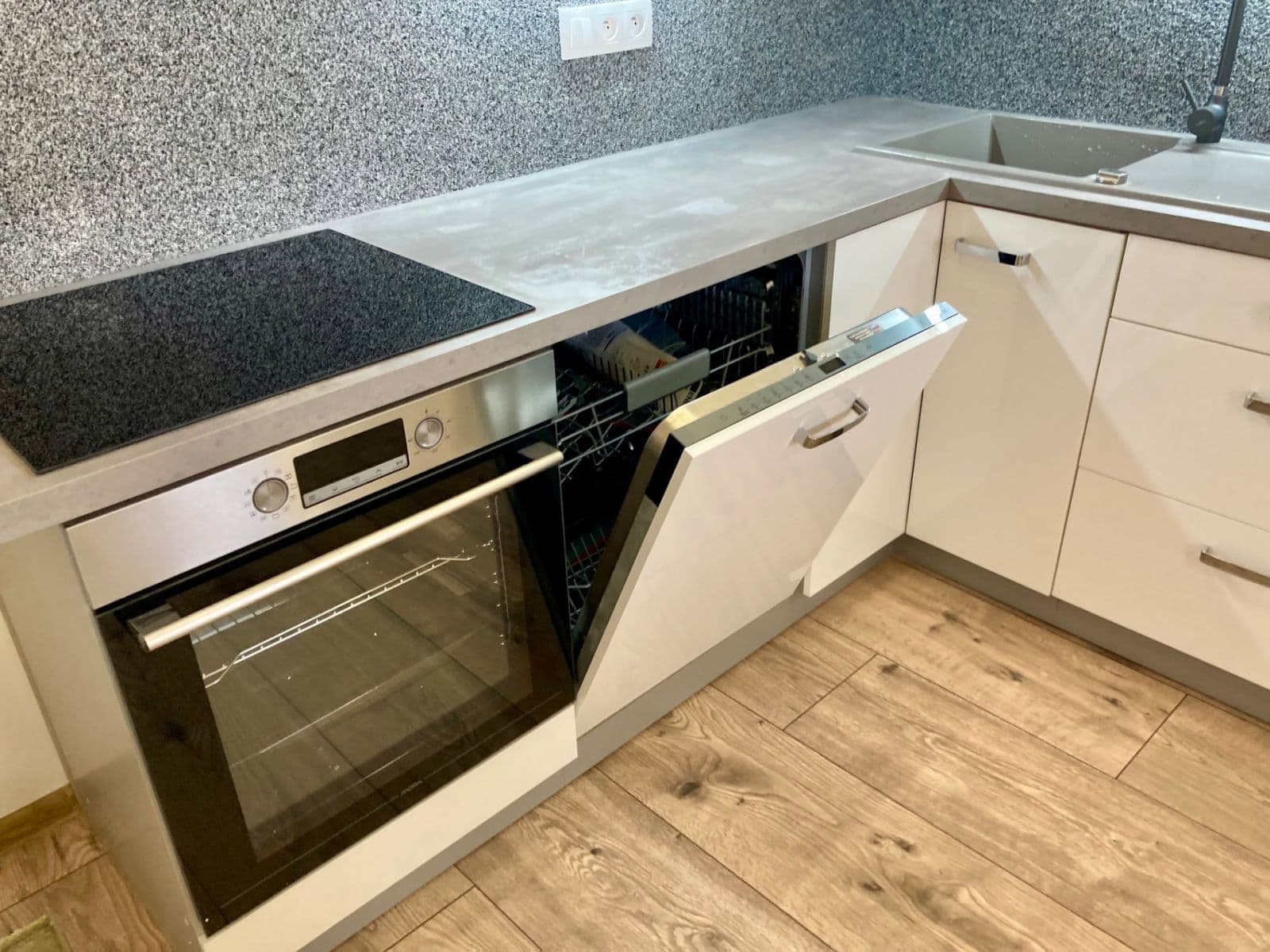 Predaj bytu 3-izbový 75 m², Dlouhá, Karlovy Vary, Karlovarský kraj Predaj bytu 3-izbový 75 m², Dlouhá, Karlovy Vary, Karlovarský kraj