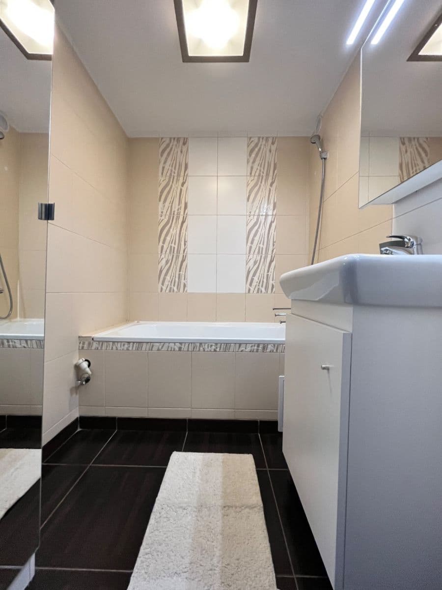 Predaj bytu 3-izbový 81 m², U Jezera, Praha, Praha Predaj bytu 3-izbový 81 m², U Jezera, Praha, Praha