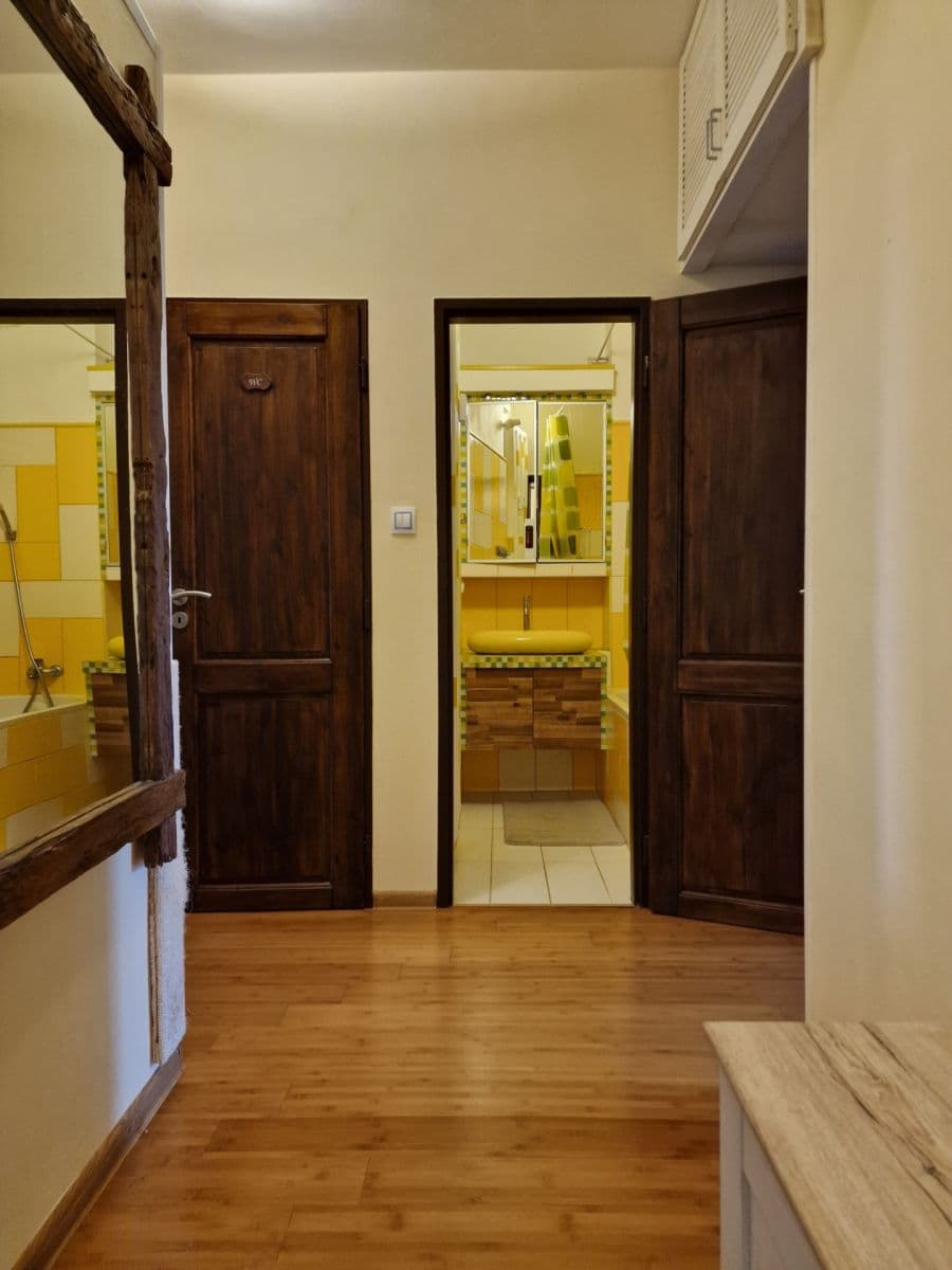 Prenájom bytu 3-izbový 53 m², Na Hroudě, Praha, Praha Prenájom bytu 3-izbový 53 m², Na Hroudě, Praha, Praha