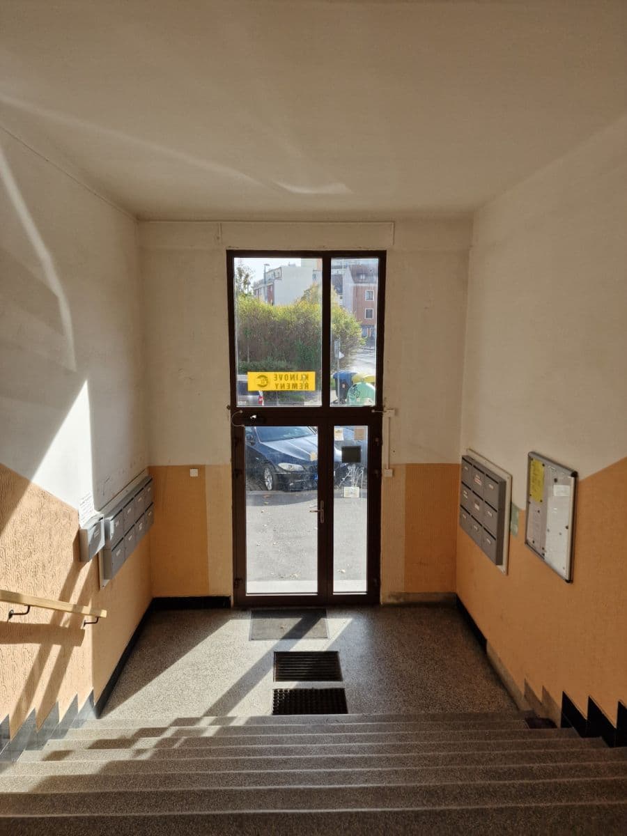 Prenájom bytu 3-izbový 53 m², Na Hroudě, Praha, Praha Prenájom bytu 3-izbový 53 m², Na Hroudě, Praha, Praha