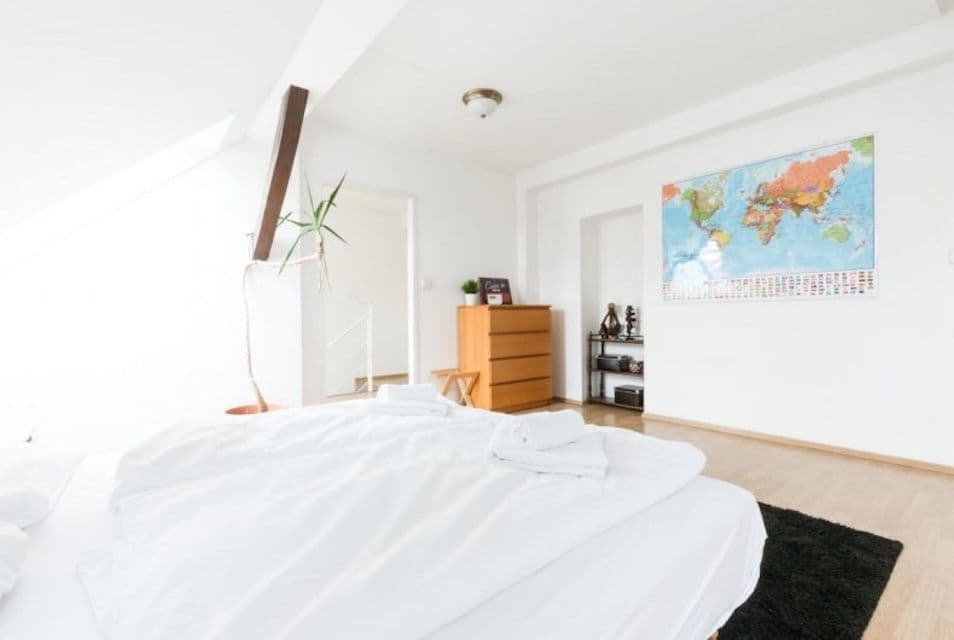 Prenájom bytu 2-izbový 87 m², Holandská, Praha, Praha Prenájom bytu 2-izbový 87 m², Holandská, Praha, Praha