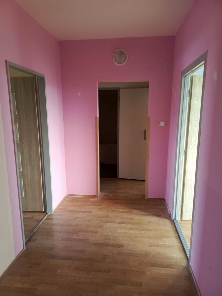 Prenájom bytu 3-izbový 80 m², Kpt. Jaroše, Neratovice, Středočeský kraj Prenájom bytu 3-izbový 80 m², Kpt. Jaroše, Neratovice, Středočeský kraj