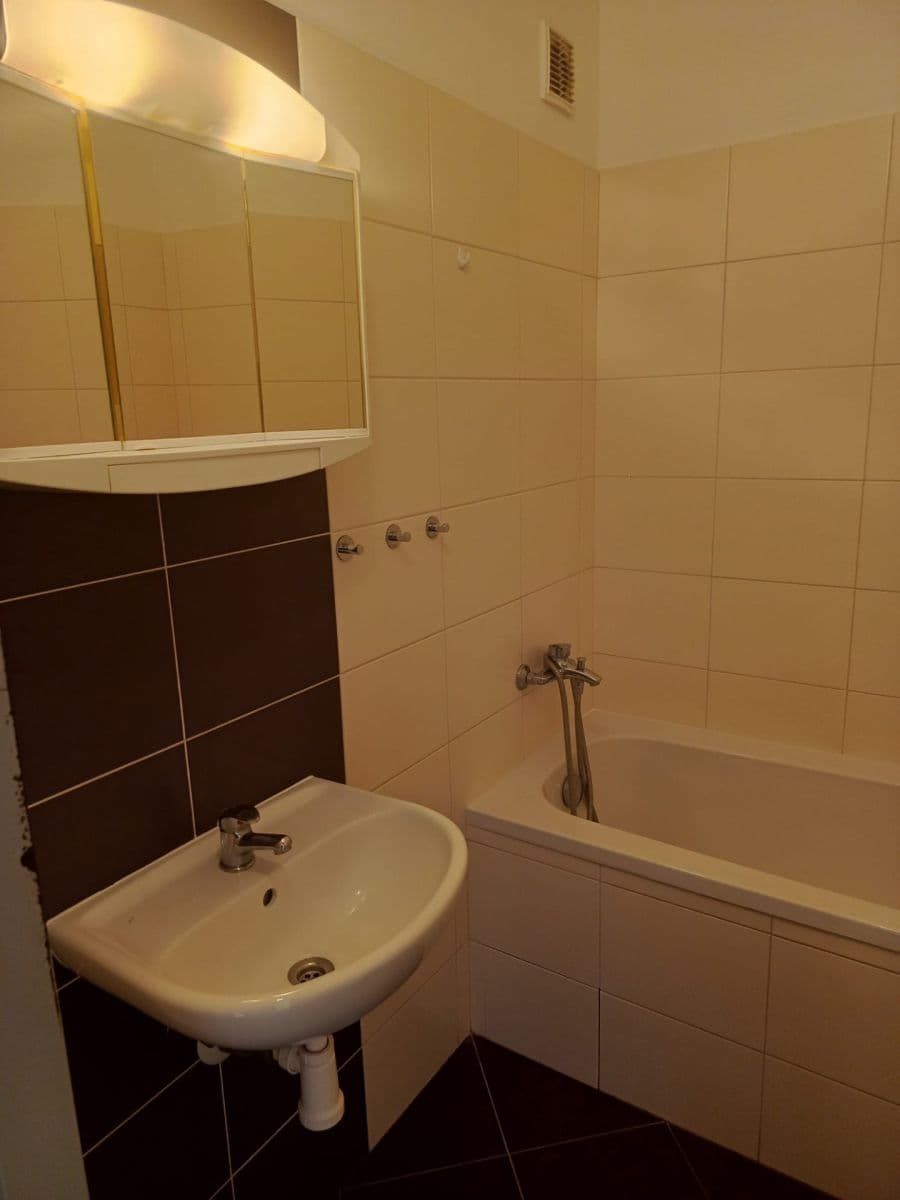 Prenájom bytu 3-izbový 80 m², Kpt. Jaroše, Neratovice, Středočeský kraj Prenájom bytu 3-izbový 80 m², Kpt. Jaroše, Neratovice, Středočeský kraj